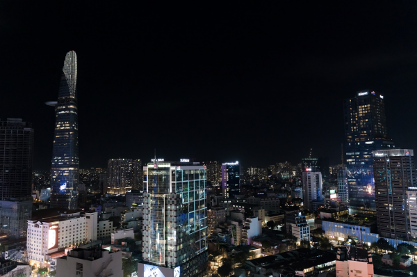 Trời trở lạnh 19 độ, TP.HCM thắp sáng hàng loạt cây thông Noel Trời trở lạnh 19 độ, TP.HCM thắp sáng hàng loạt cây thông Noel