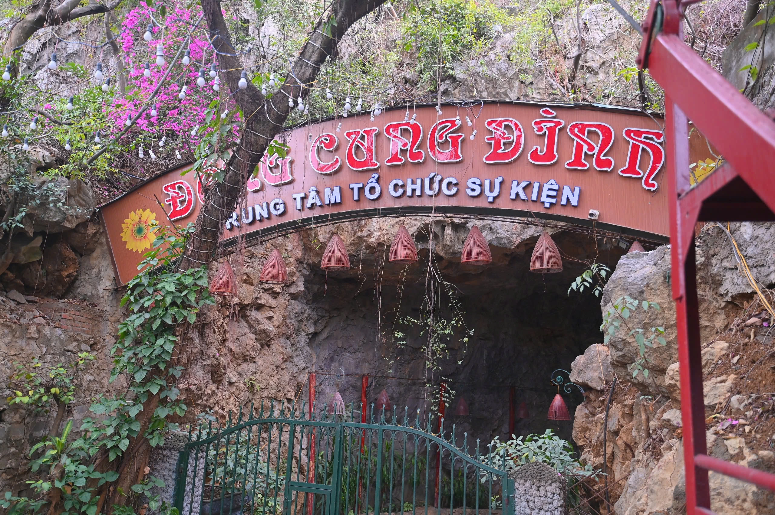 Xót xa hang động bên vịnh Bái Tử Long bị bê tông hóa thành nhà hàng Xót xa hang động bên vịnh Bái Tử Long bị bê tông hóa thành nhà hàng