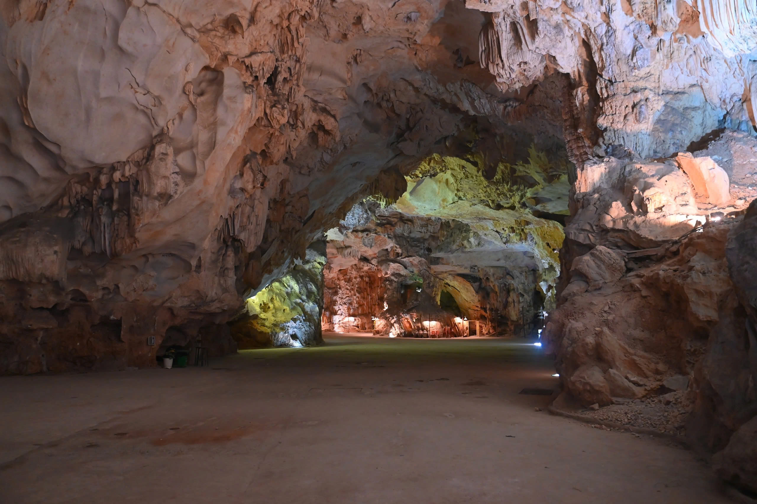 Xót xa hang động bên vịnh Bái Tử Long bị bê tông hóa thành nhà hàng Xót xa hang động bên vịnh Bái Tử Long bị bê tông hóa thành nhà hàng