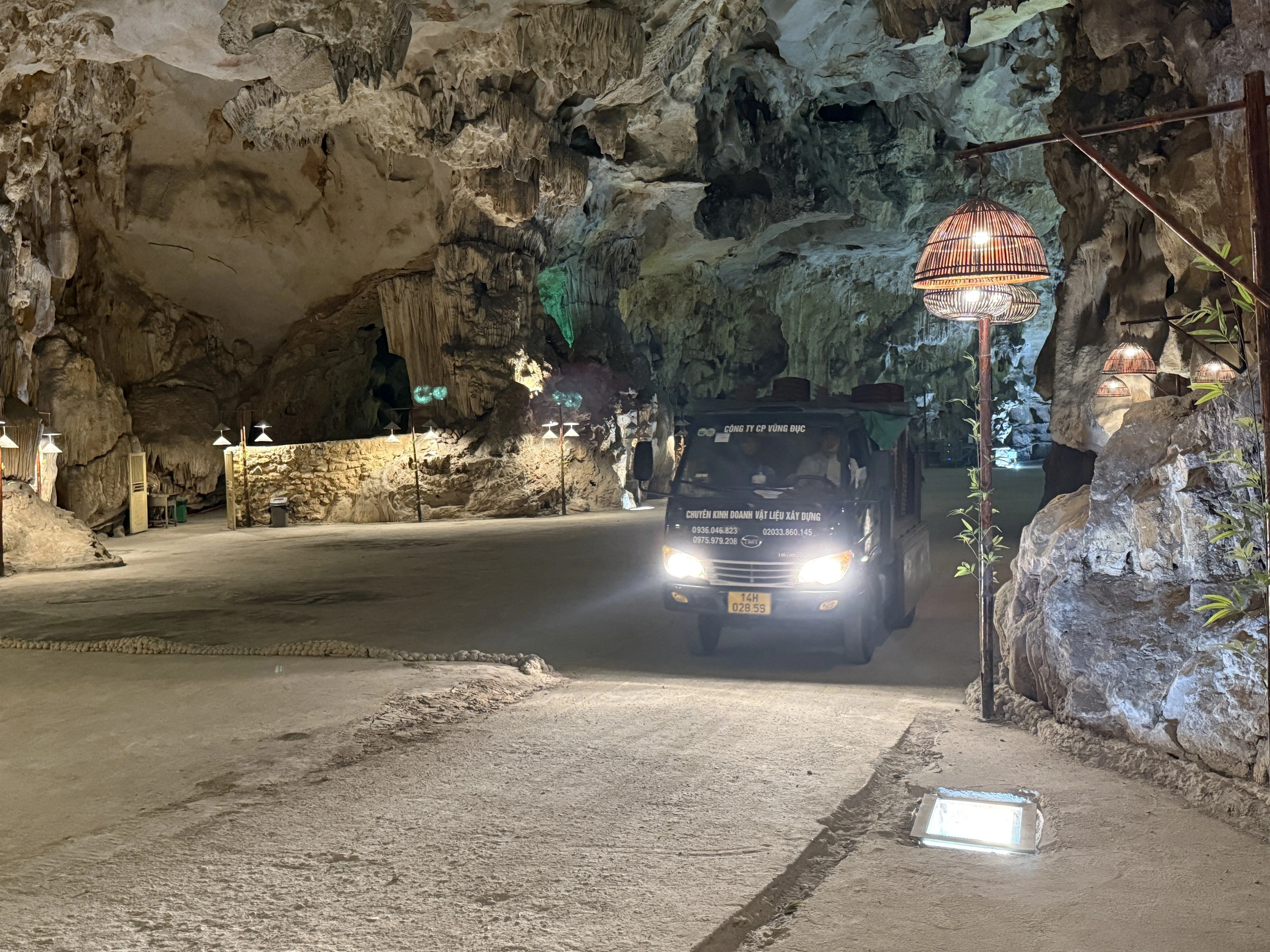 Xót xa hang động bên vịnh Bái Tử Long bị bê tông hóa thành nhà hàng Xót xa hang động bên vịnh Bái Tử Long bị bê tông hóa thành nhà hàng