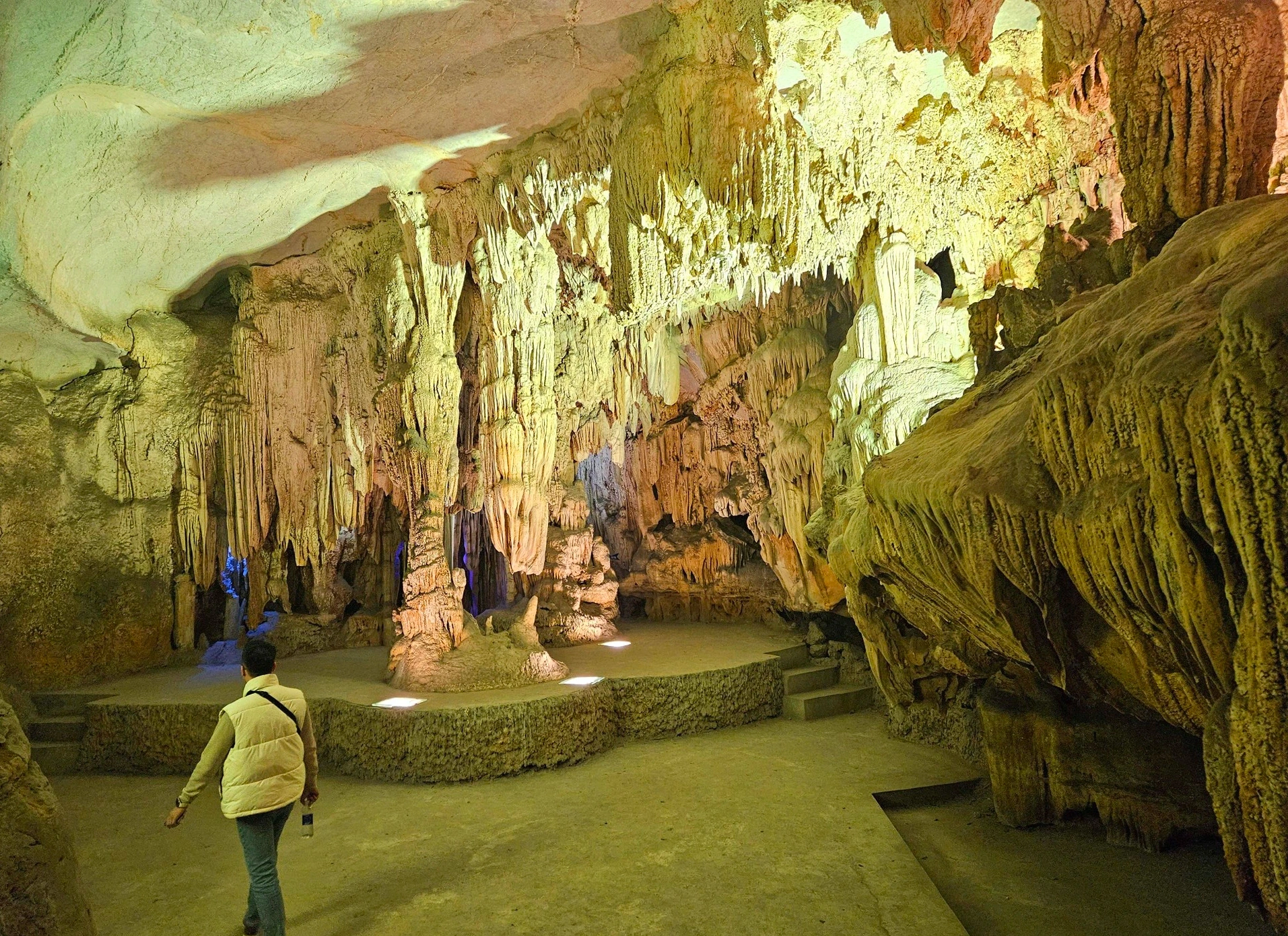 Xót xa hang động bên vịnh Bái Tử Long bị bê tông hóa thành nhà hàng Xót xa hang động bên vịnh Bái Tử Long bị bê tông hóa thành nhà hàng