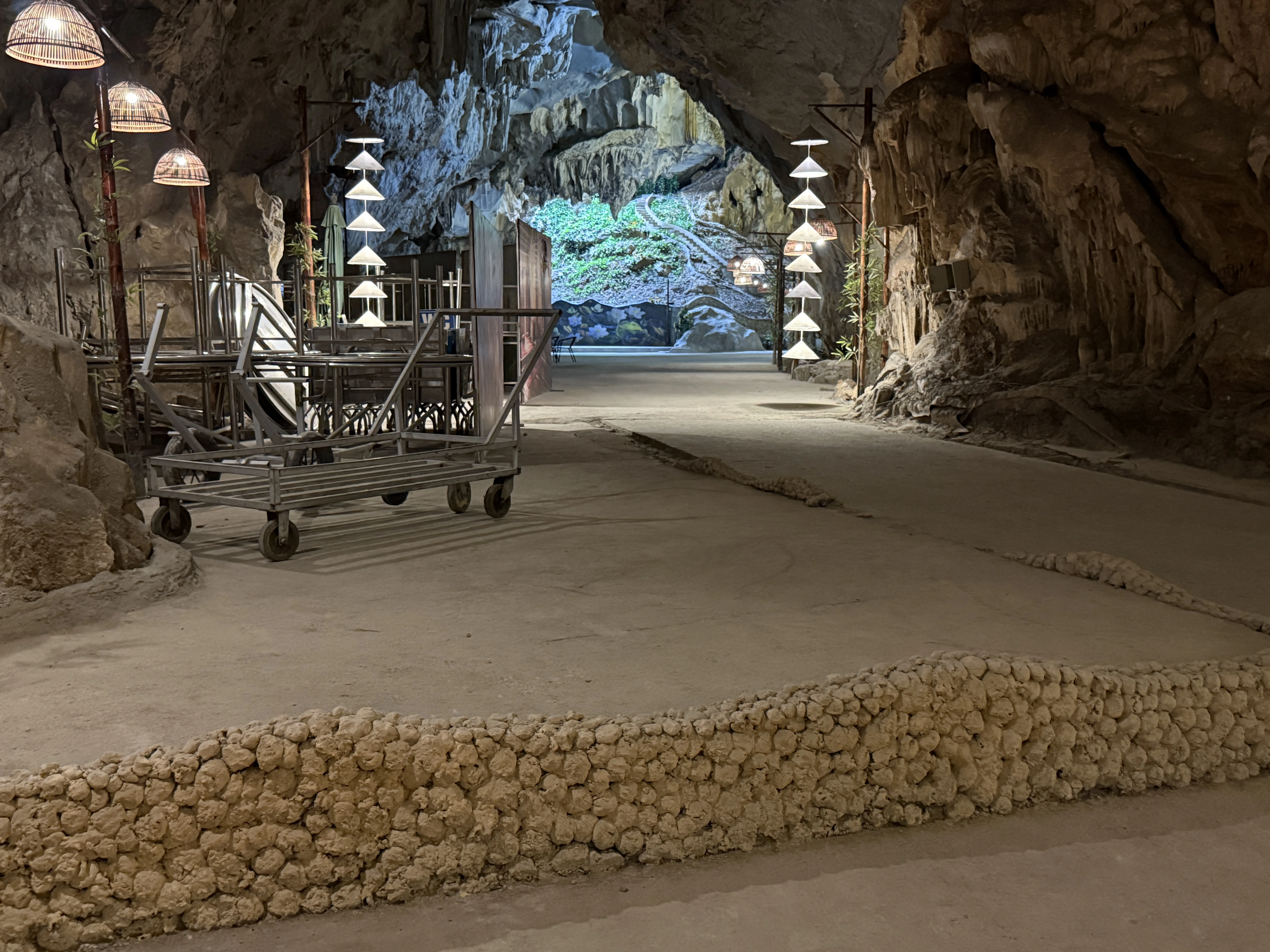 Xót xa hang động bên vịnh Bái Tử Long bị bê tông hóa thành nhà hàng Xót xa hang động bên vịnh Bái Tử Long bị bê tông hóa thành nhà hàng