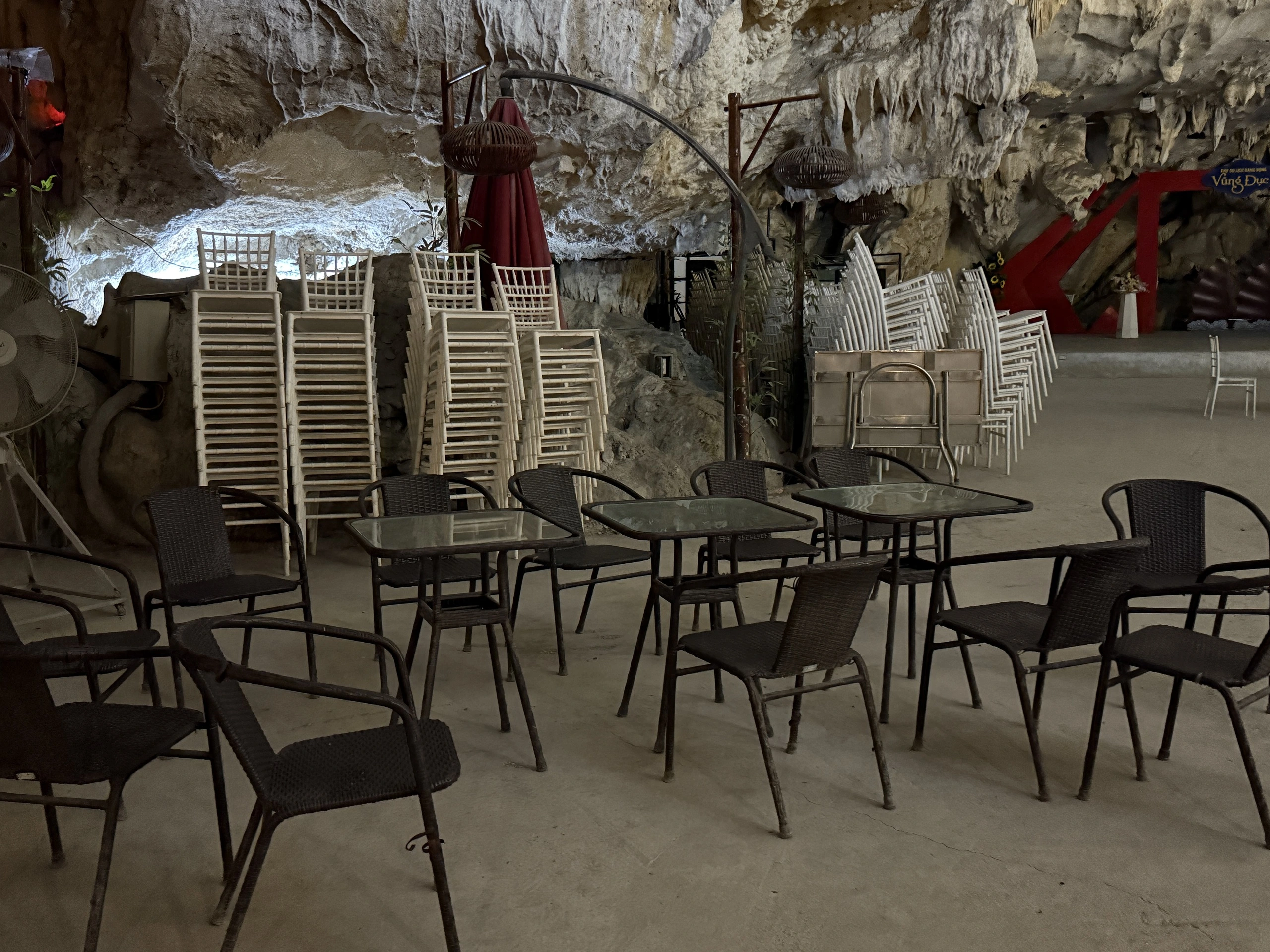 Xót xa hang động bên vịnh Bái Tử Long bị bê tông hóa thành nhà hàng Xót xa hang động bên vịnh Bái Tử Long bị bê tông hóa thành nhà hàng