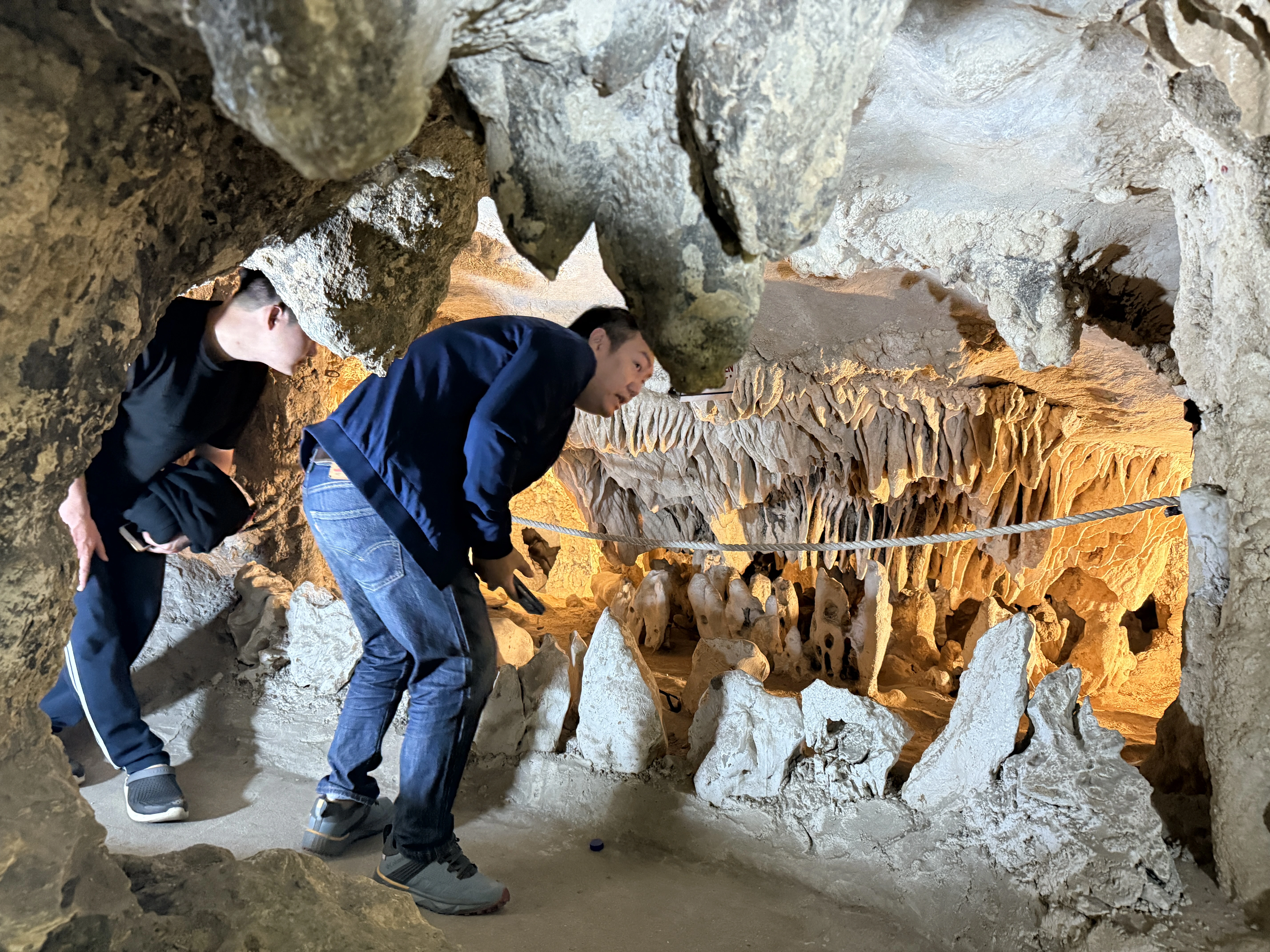 Xót xa hang động bên vịnh Bái Tử Long bị bê tông hóa thành nhà hàng Xót xa hang động bên vịnh Bái Tử Long bị bê tông hóa thành nhà hàng