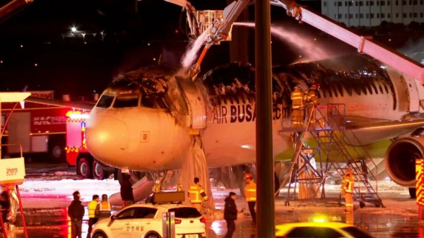 Điều gì xảy ra khi pin máy tính, điện thoại… trên máy bay bốc khói và cháy?