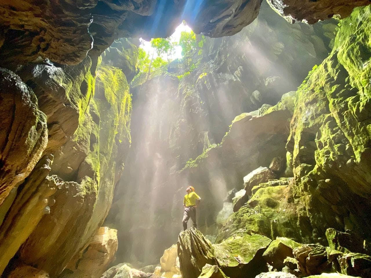 Độc đáo hồ nước 'treo' bên trong hệ thống hang Thung ở Quảng Bình Độc đáo hồ nước 'treo' bên trong hệ thống hang Thung ở Quảng Bình