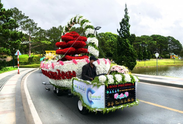 Độc đáo xe hoa của các làng hoa trên đường phố Đà Lạt