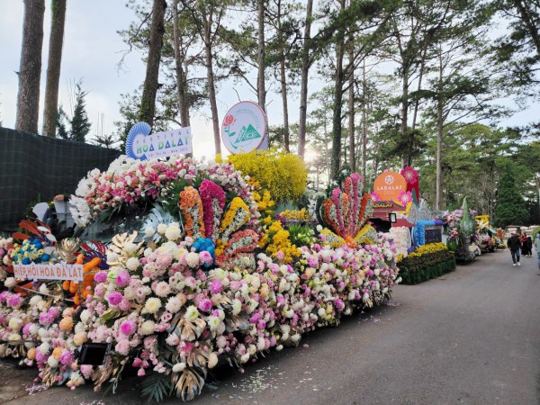 Độc đáo xe hoa của các làng hoa trên đường phố Đà Lạt