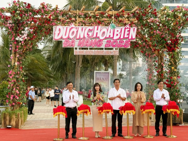 Đường ven biển hóa đường hoa, người người nô nức check-in Đường ven biển hóa đường hoa, người người nô nức check-in