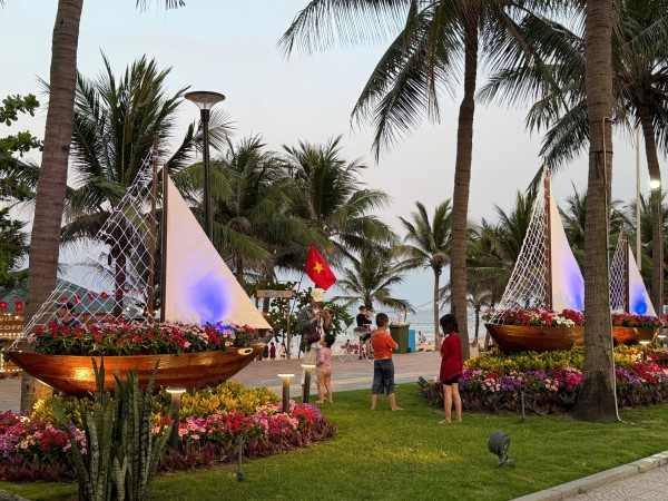 Đường ven biển hóa đường hoa, người người nô nức check-in Đường ven biển hóa đường hoa, người người nô nức check-in