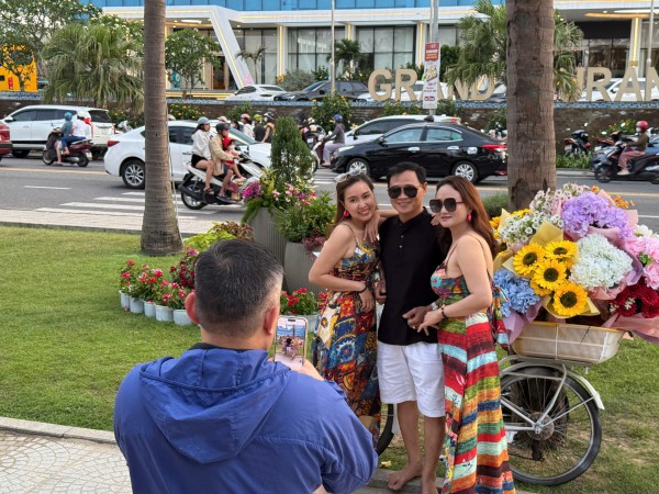 Đường ven biển hóa đường hoa, người người nô nức check-in Đường ven biển hóa đường hoa, người người nô nức check-in