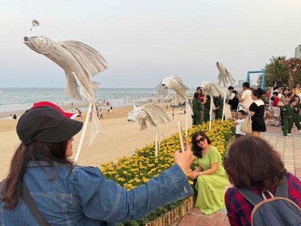 Đường ven biển hóa đường hoa, người người nô nức check-in Đường ven biển hóa đường hoa, người người nô nức check-in