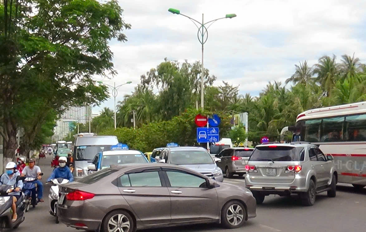 Ùn tắc giao thông tại Nha Trang 'gây khó' cho du lịch Ùn tắc giao thông tại Nha Trang 'gây khó' cho du lịch