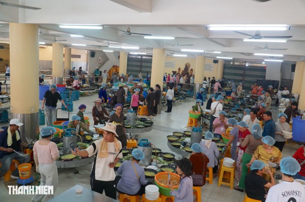 20.000 chiếc bánh xèo chay miễn phí 'ra lò' mỗi ngày tại chùa Hoằng Pháp