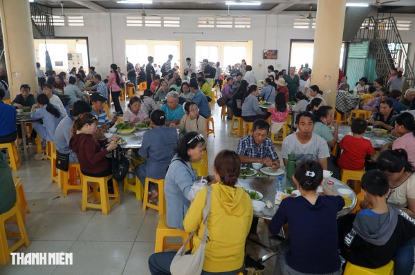 20.000 chiếc bánh xèo chay miễn phí 'ra lò' mỗi ngày tại chùa Hoằng Pháp