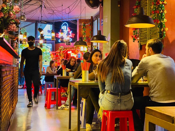 Bàn ghế nhựa, cơm tấm và một góc TP.HCM ở Berlin Bàn ghế nhựa, cơm tấm và một góc TP.HCM ở Berlin