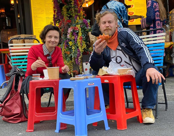 Bàn ghế nhựa, cơm tấm và một góc TP.HCM ở Berlin Bàn ghế nhựa, cơm tấm và một góc TP.HCM ở Berlin