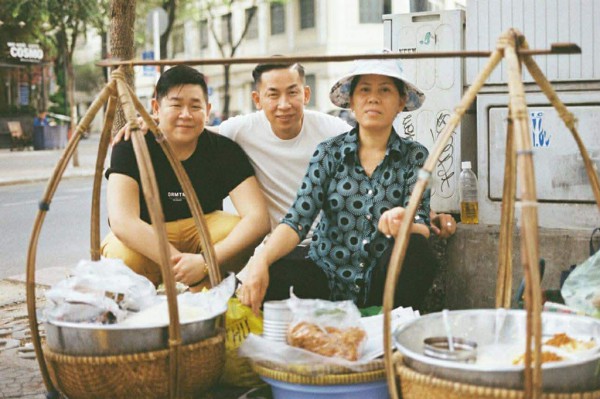 Bàn ghế nhựa, cơm tấm và một góc TP.HCM ở Berlin Bàn ghế nhựa, cơm tấm và một góc TP.HCM ở Berlin