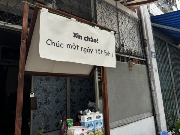 Bảng hiệu dễ thương ở quán cà phê, tiệm tóc TP.HCM: Ai đi ngang cũng mỉm cười