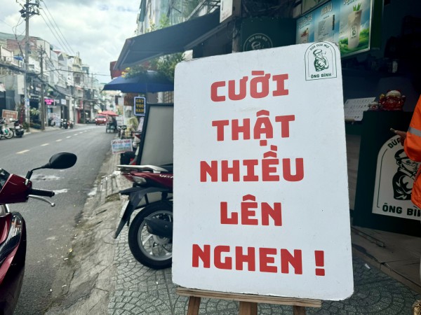 Bảng hiệu dễ thương ở quán cà phê, tiệm tóc TP.HCM: Ai đi ngang cũng mỉm cười