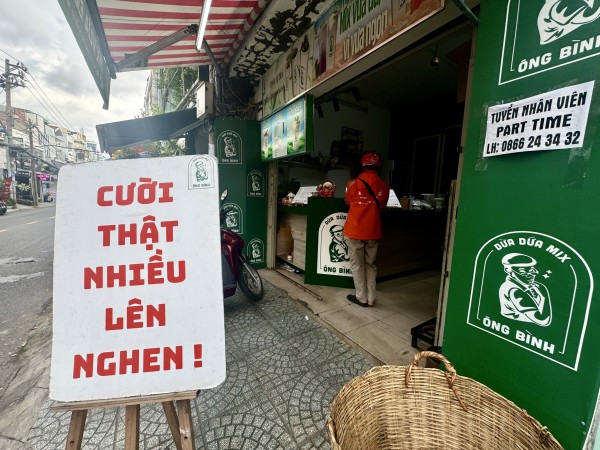 Bảng hiệu dễ thương ở quán cà phê, tiệm tóc TP.HCM: Ai đi ngang cũng mỉm cười