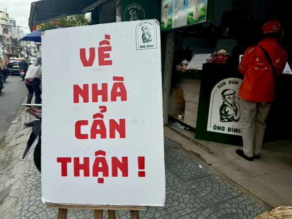 Bảng hiệu dễ thương ở quán cà phê, tiệm tóc TP.HCM: Ai đi ngang cũng mỉm cười