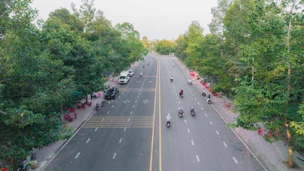 Bánh cốm ống của người Khmer: Món ăn tỏa khói nghi ngút bên ao Bà Om Bánh cốm ống của người Khmer: Món ăn tỏa khói nghi ngút bên ao Bà Om