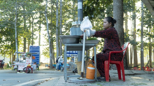 Bánh cốm ống của người Khmer: Món ăn tỏa khói nghi ngút bên ao Bà Om Bánh cốm ống của người Khmer: Món ăn tỏa khói nghi ngút bên ao Bà Om