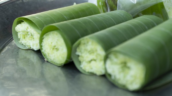 Bánh cốm ống của người Khmer: Món ăn tỏa khói nghi ngút bên ao Bà Om Bánh cốm ống của người Khmer: Món ăn tỏa khói nghi ngút bên ao Bà Om