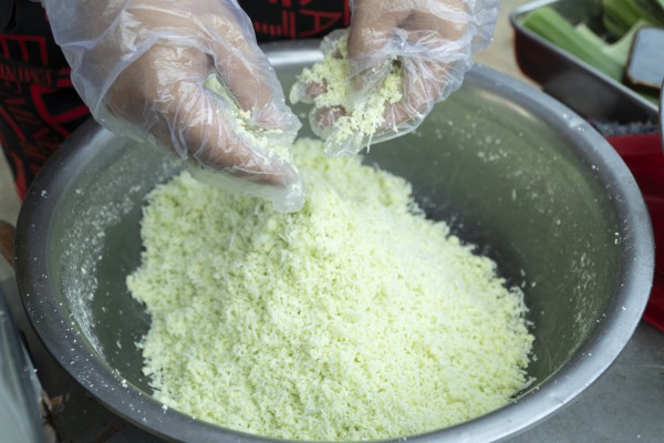 Bánh cốm ống của người Khmer: Món ăn tỏa khói nghi ngút bên ao Bà Om Bánh cốm ống của người Khmer: Món ăn tỏa khói nghi ngút bên ao Bà Om