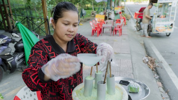 Bánh cốm ống của người Khmer: Món ăn tỏa khói nghi ngút bên ao Bà Om Bánh cốm ống của người Khmer: Món ăn tỏa khói nghi ngút bên ao Bà Om