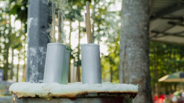 Bánh cốm ống của người Khmer: Món ăn tỏa khói nghi ngút bên ao Bà Om Bánh cốm ống của người Khmer: Món ăn tỏa khói nghi ngút bên ao Bà Om