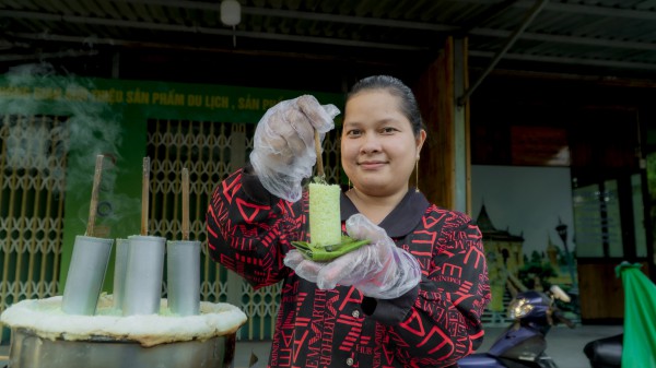 Bánh cốm ống của người Khmer: Món ăn tỏa khói nghi ngút bên ao Bà Om Bánh cốm ống của người Khmer: Món ăn tỏa khói nghi ngút bên ao Bà Om