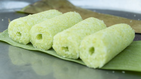 Bánh cốm ống của người Khmer: Món ăn tỏa khói nghi ngút bên ao Bà Om Bánh cốm ống của người Khmer: Món ăn tỏa khói nghi ngút bên ao Bà Om