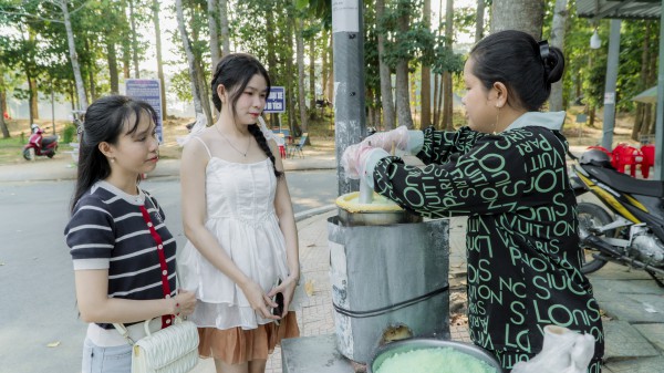 Bánh cốm ống của người Khmer: Món ăn tỏa khói nghi ngút bên ao Bà Om Bánh cốm ống của người Khmer: Món ăn tỏa khói nghi ngút bên ao Bà Om