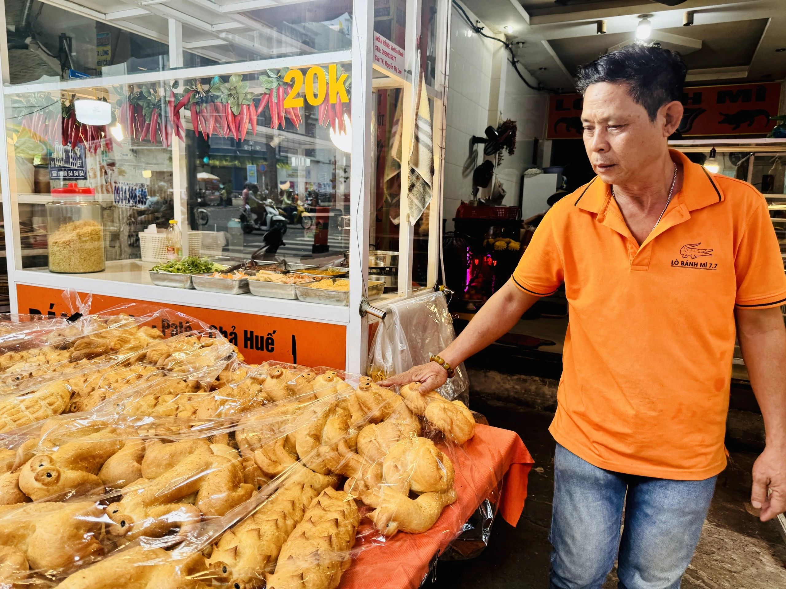 Bánh mì cá sấu khổng lồ ở TP.HCM hết lạ nhưng ông chủ quyết không nghỉ bán