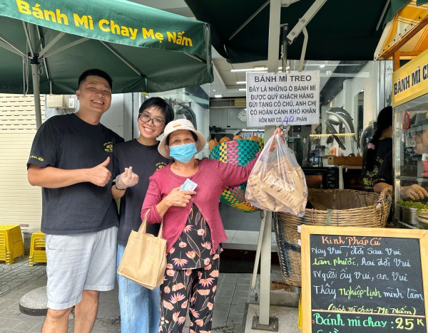 Bánh mì 'treo' nghĩa tình TP.HCM mùa Vu Lan: Câu chuyện chị chủ ăn chay trường