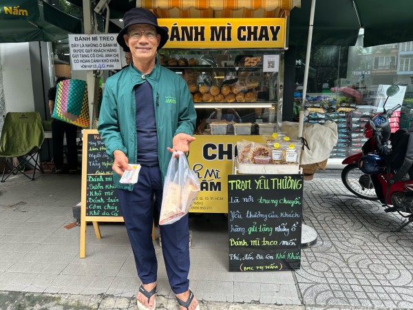 Bánh mì 'treo' nghĩa tình TP.HCM mùa Vu Lan: Câu chuyện chị chủ ăn chay trường