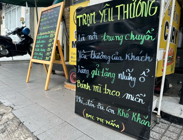 Bánh mì 'treo' nghĩa tình TP.HCM mùa Vu Lan: Câu chuyện chị chủ ăn chay trường
