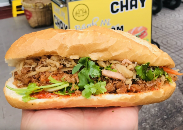 Bánh mì 'treo' nghĩa tình TP.HCM mùa Vu Lan: Câu chuyện chị chủ ăn chay trường