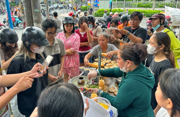 Bánh mì xốt gạch cua 'gây sốt' ở TP.HCM: Món lạ khiến khách ùn ùn kéo đến Bánh mì xốt gạch cua 'gây sốt' ở TP.HCM: Món lạ khiến khách ùn ùn kéo đến