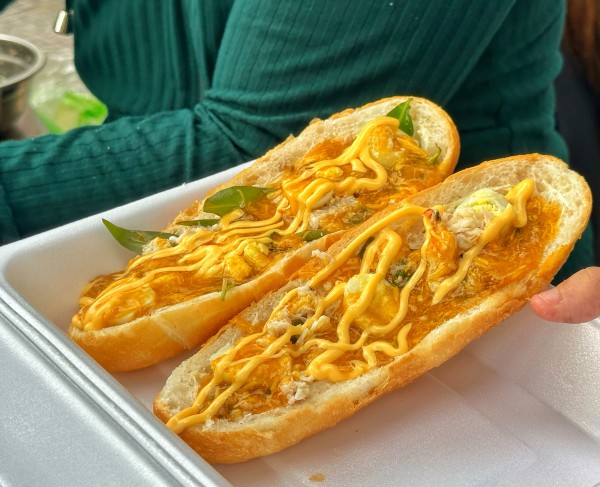 Bánh mì xốt gạch cua 'gây sốt' ở TP.HCM: Món lạ khiến khách ùn ùn kéo đến Bánh mì xốt gạch cua 'gây sốt' ở TP.HCM: Món lạ khiến khách ùn ùn kéo đến