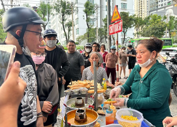 Bánh mì xốt gạch cua 'gây sốt' ở TP.HCM: Món lạ khiến khách ùn ùn kéo đến Bánh mì xốt gạch cua 'gây sốt' ở TP.HCM: Món lạ khiến khách ùn ùn kéo đến