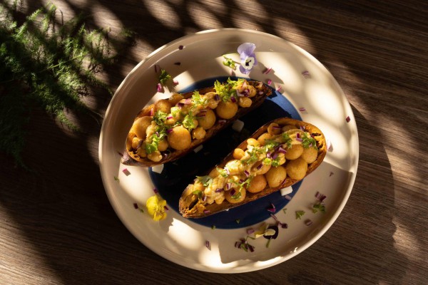 Bất ngờ với người đứng sau nhà hàng chay TP.HCM được Michelin vinh danh 2 năm liền Bất ngờ với người đứng sau nhà hàng chay TP.HCM được Michelin vinh danh 2 năm liền