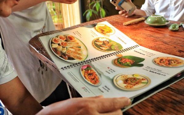 Bất ngờ với người đứng sau nhà hàng chay TP.HCM được Michelin vinh danh 2 năm liền Bất ngờ với người đứng sau nhà hàng chay TP.HCM được Michelin vinh danh 2 năm liền