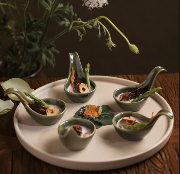 Bất ngờ với người đứng sau nhà hàng chay TP.HCM được Michelin vinh danh 2 năm liền Bất ngờ với người đứng sau nhà hàng chay TP.HCM được Michelin vinh danh 2 năm liền