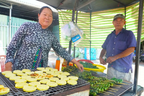 Bò nướng lá cách 32 năm ven quốc lộ: Vợ chồng miền Tây bán giờ 'độc'