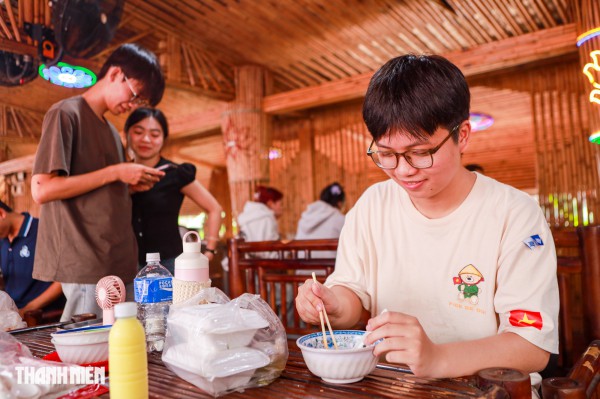 Buffet chay ở chùa TP.HCM có gì đặc biệt mà thu hút hàng ngàn người?