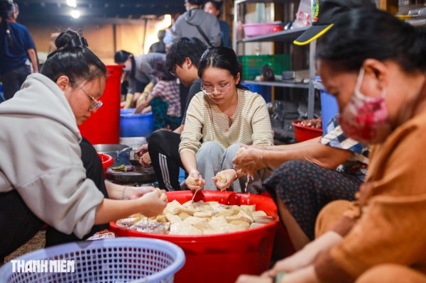 Buffet chay ở chùa TP.HCM có gì đặc biệt mà thu hút hàng ngàn người?