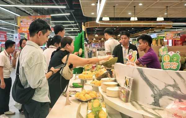 Buffet sầu riêng ở TP.HCM: Chuẩn bị hơn 1 tấn, khách ngồi kín chỗ